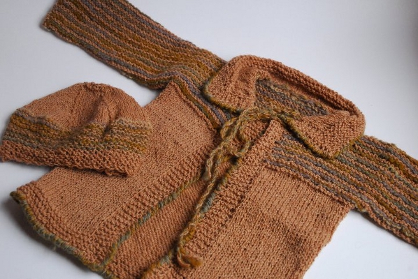 Chaquetón y gorrito tejido a mano, teñido con tintes naturales, de 0 a 12 años (a pedido).
